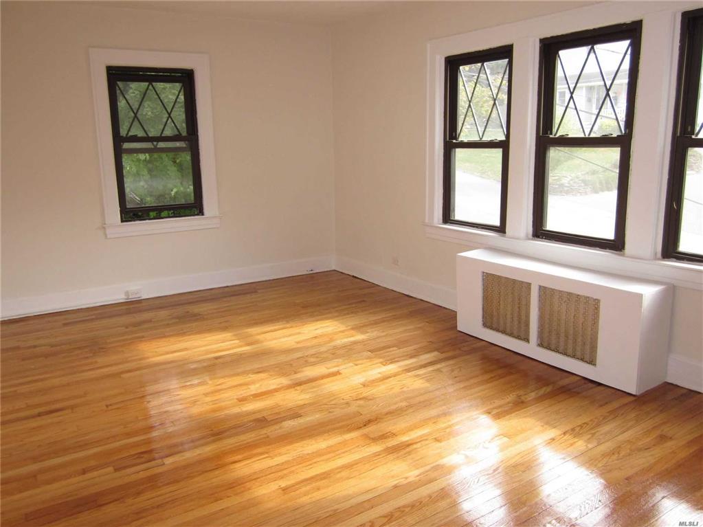 44 Oakwood Rd Huntington Huntington NY 11743