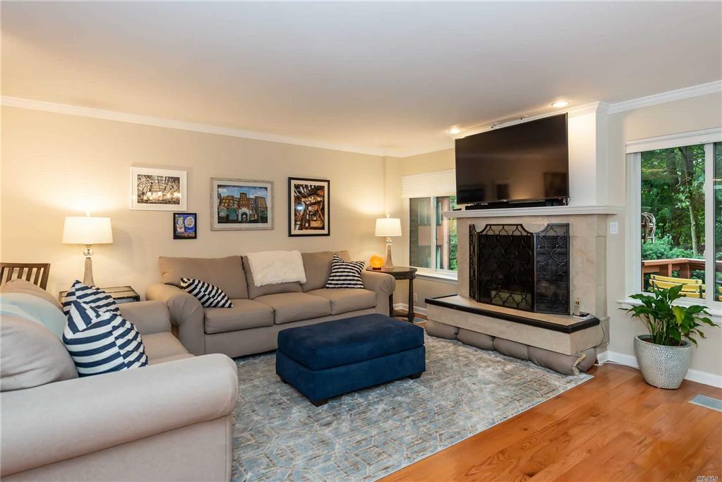 21 Cricket Club Dr Roslyn Roslyn NY 11576