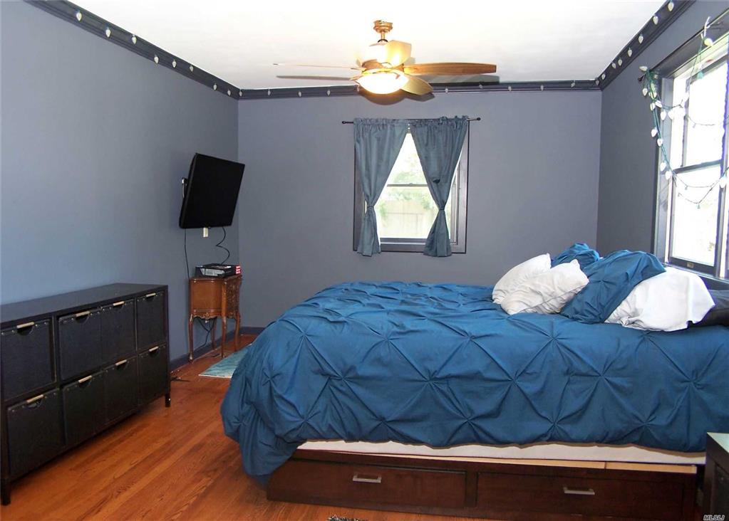 8 Beech Ave Farmingville Farmingville NY 11738
