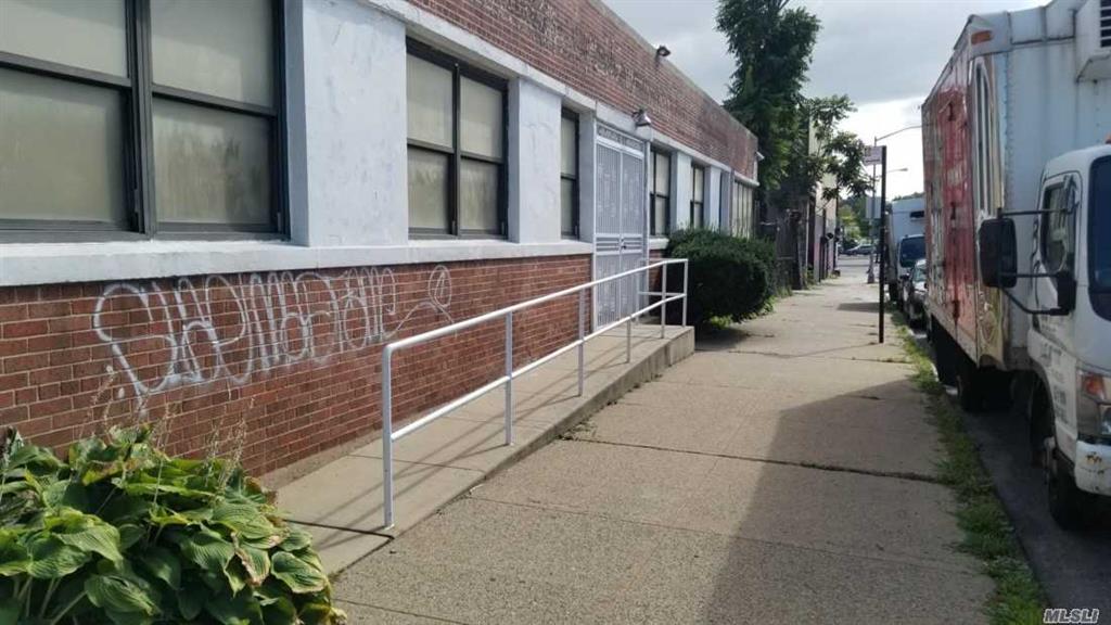 79-00 Barnwell Ave Elmhurst Elmhurst NY 11373