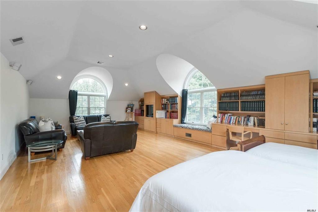 41 Windsor Dr Muttontown Muttontown NY 11753