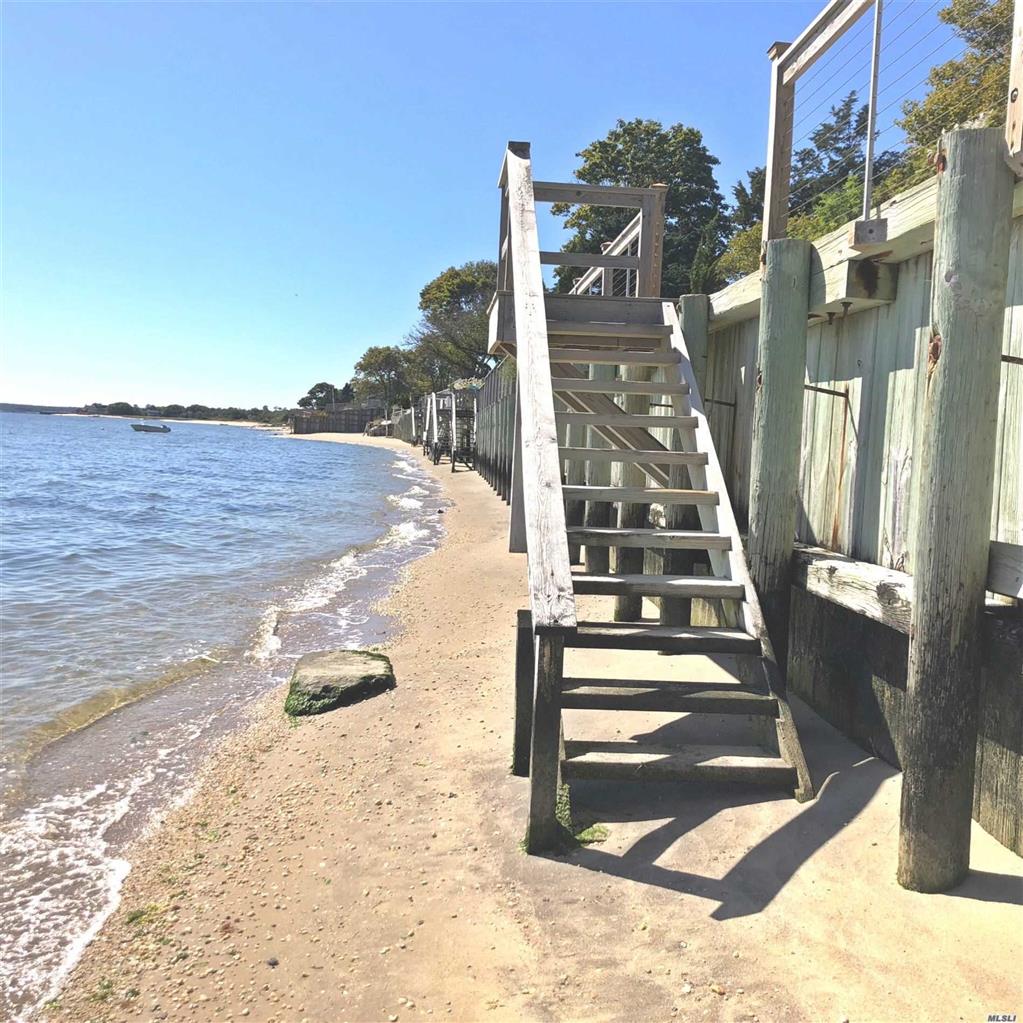 1423 Peconic Bay Blvd Riverhead Riverhead NY 11901