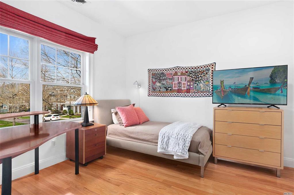 35 Andrew Ct Southampton Southampton NY 11968